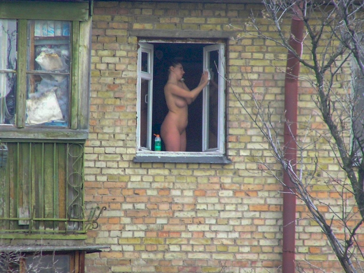голая в окне дома фото фото 76