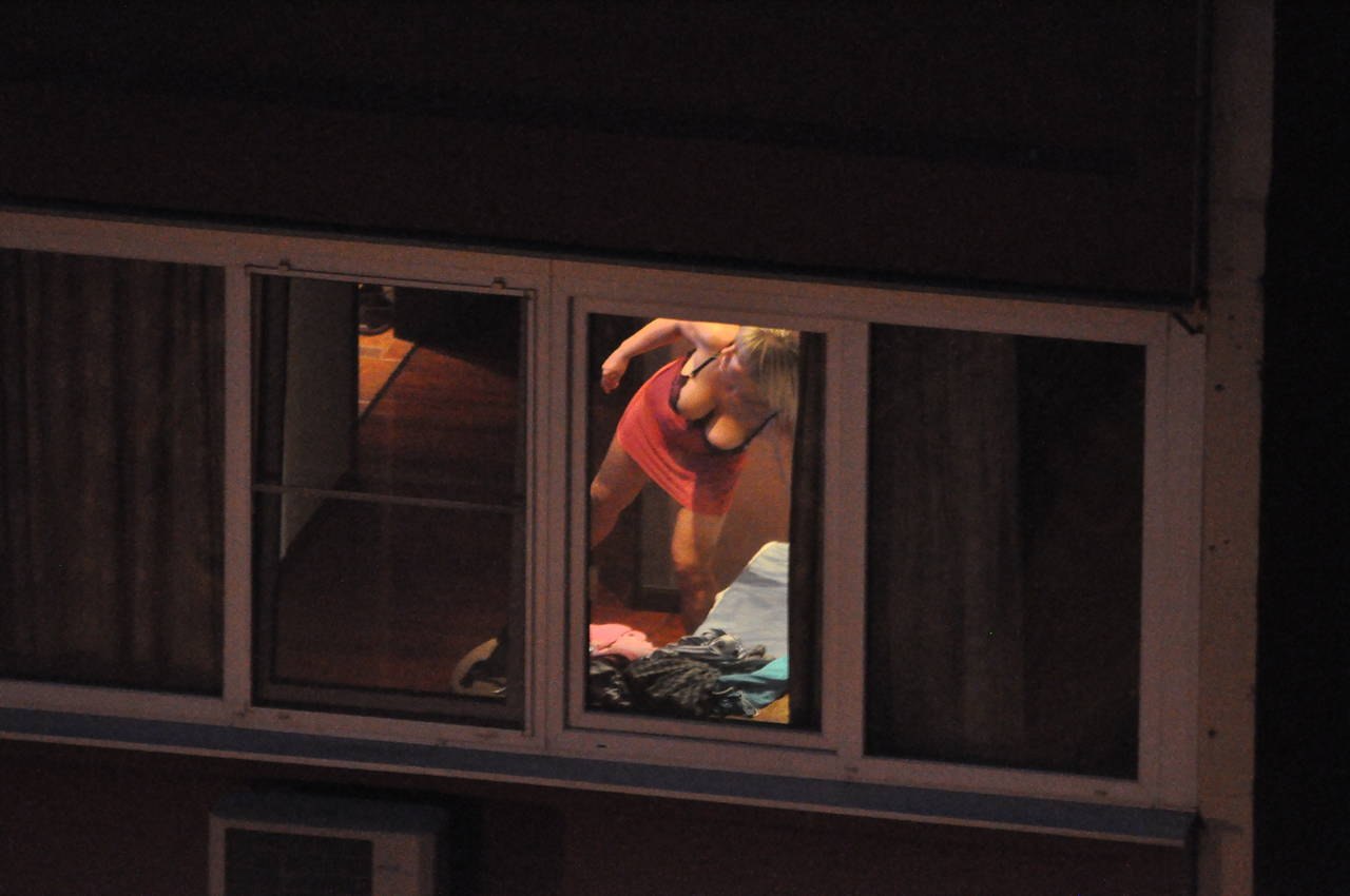 баба смотрит за голым мужиком в окне фото 17