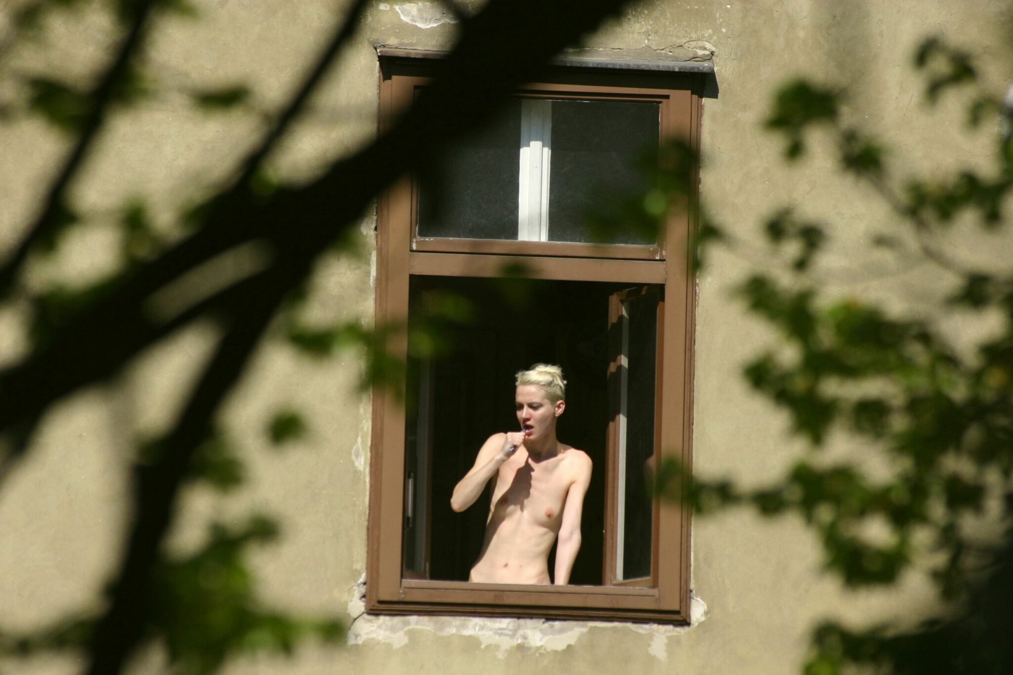 голые парни в окне фото 46