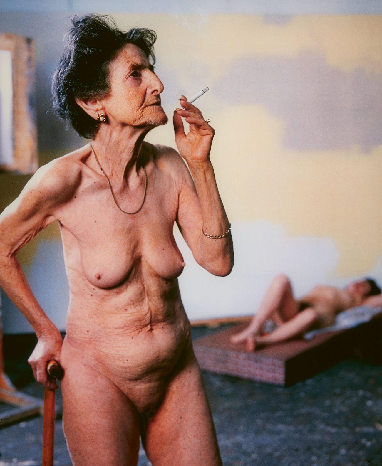 Modèle de personnes âgées aux femmes nues