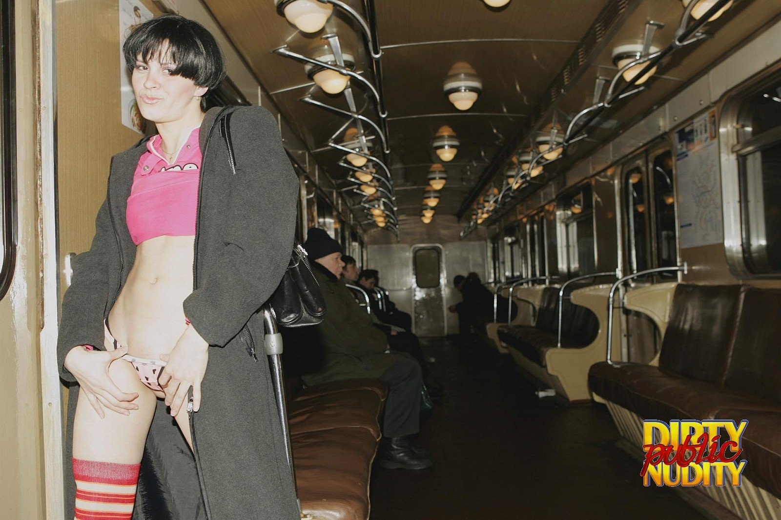 девушек в метро голая фото фото 95