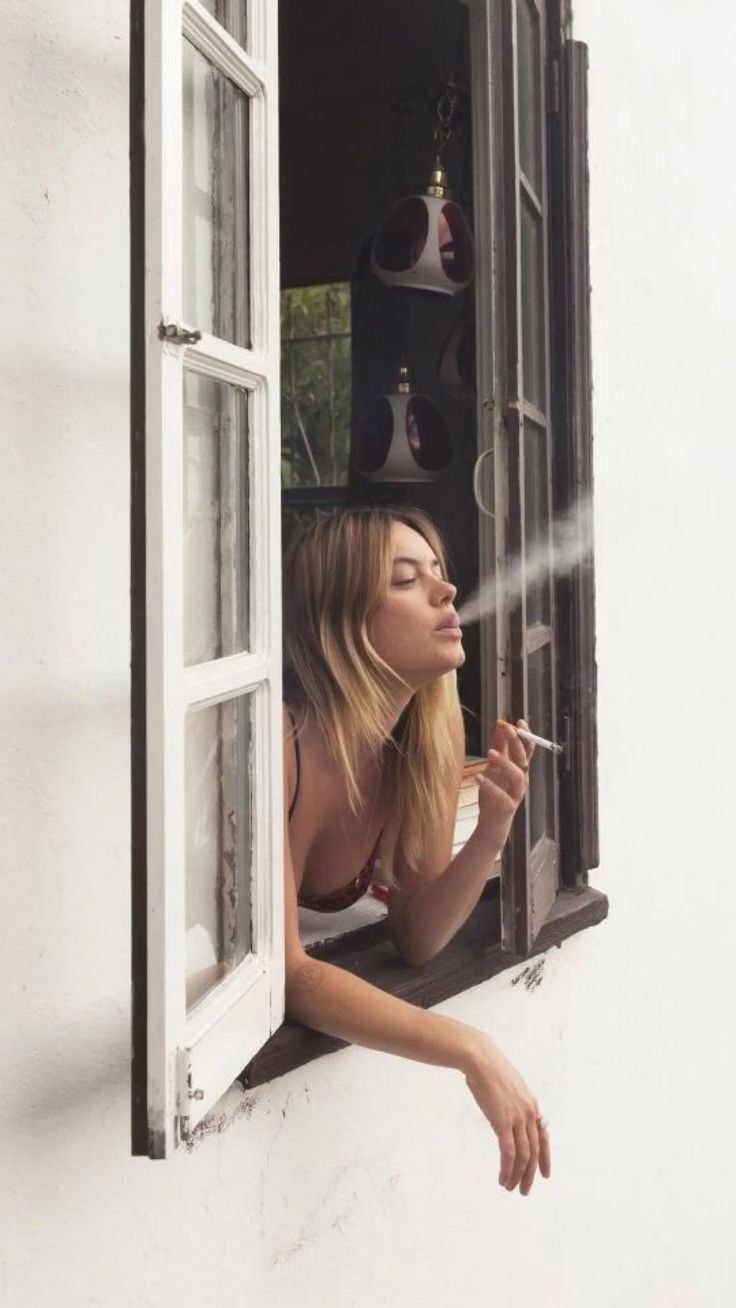 Fille seins nus sur le balcon