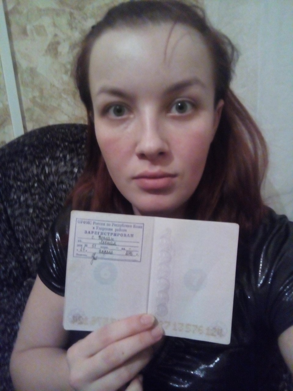 Fille avec passeport dans ses mains