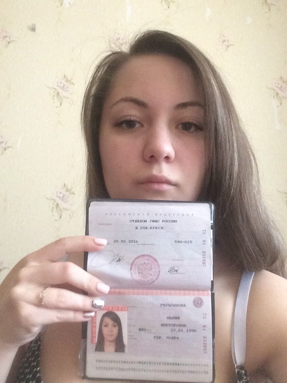 Illustration fille avec passeport