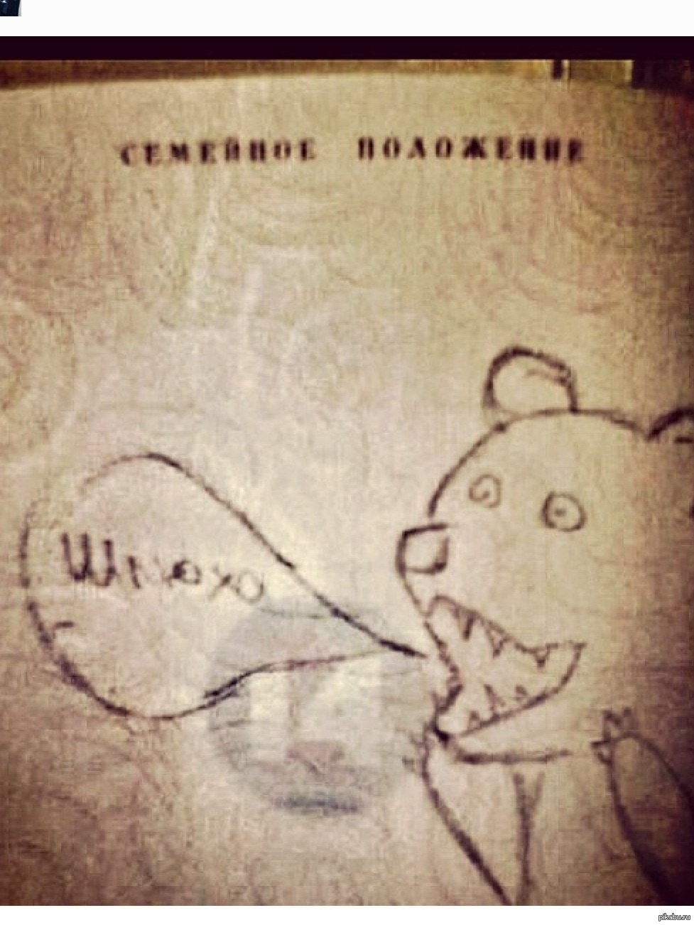 Fille avec un passeport entre ses mains