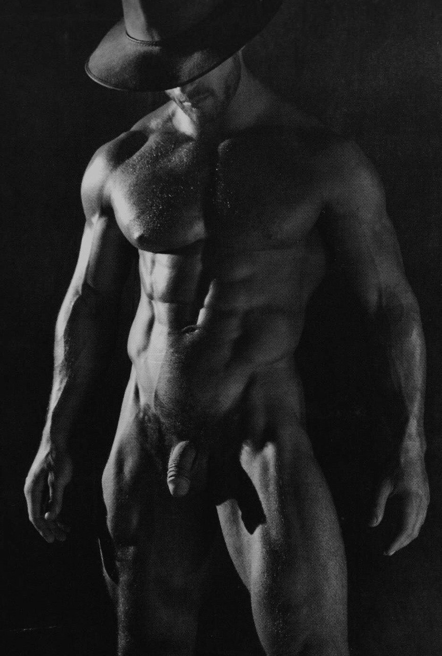 Beaux hommes dans le style de nu