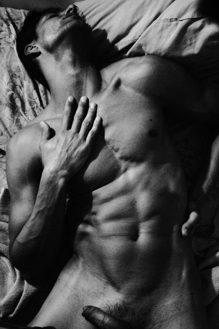 Tournage érotique d'hommes nus homme et homme