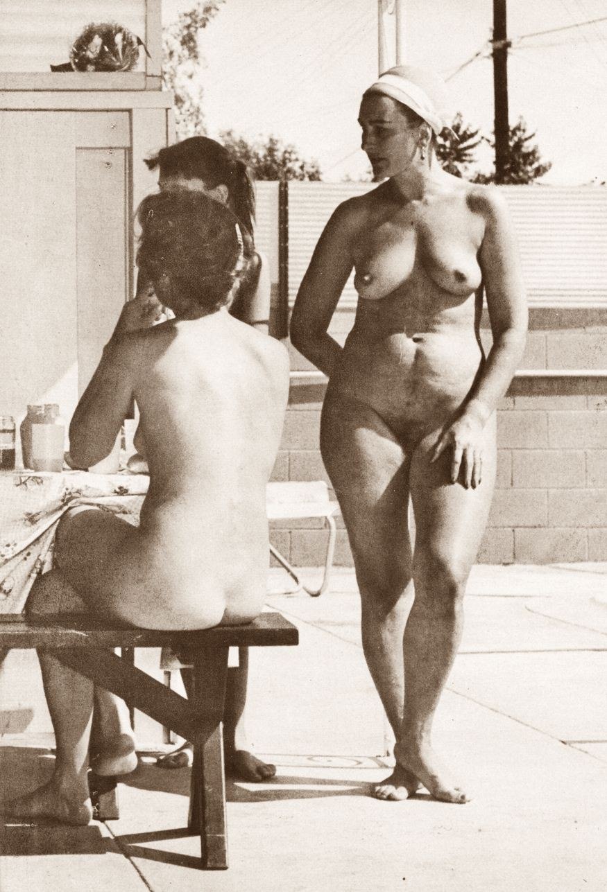 Les nudistes rétro sont à la maison