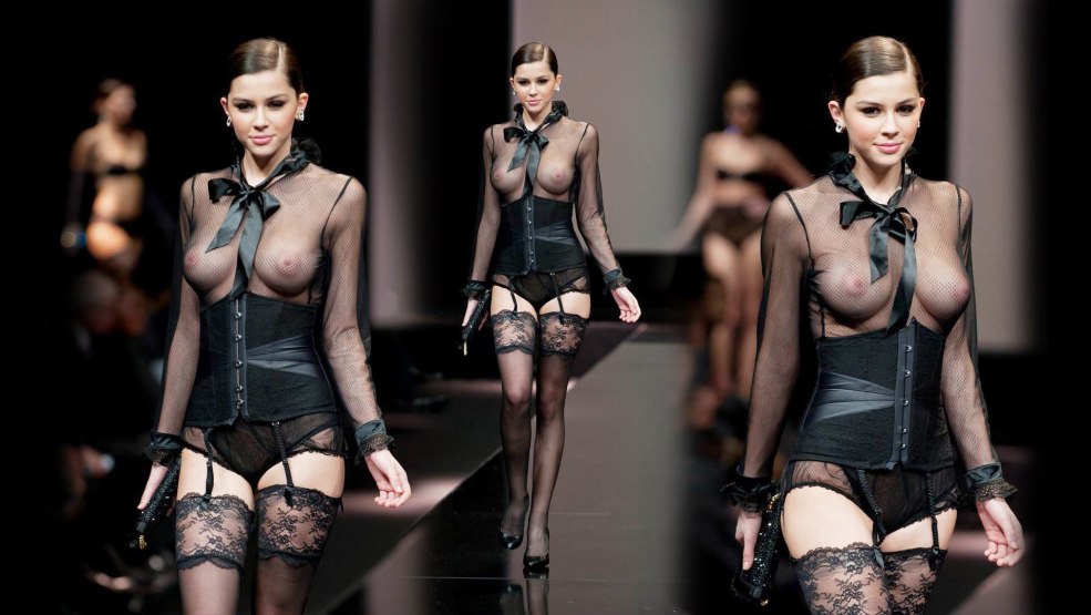 Modèles de mode nus sur le podium