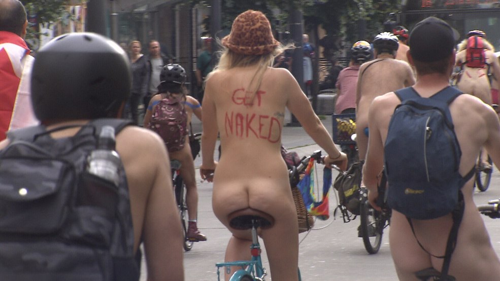 Voyeur à vélo nu sans culotte