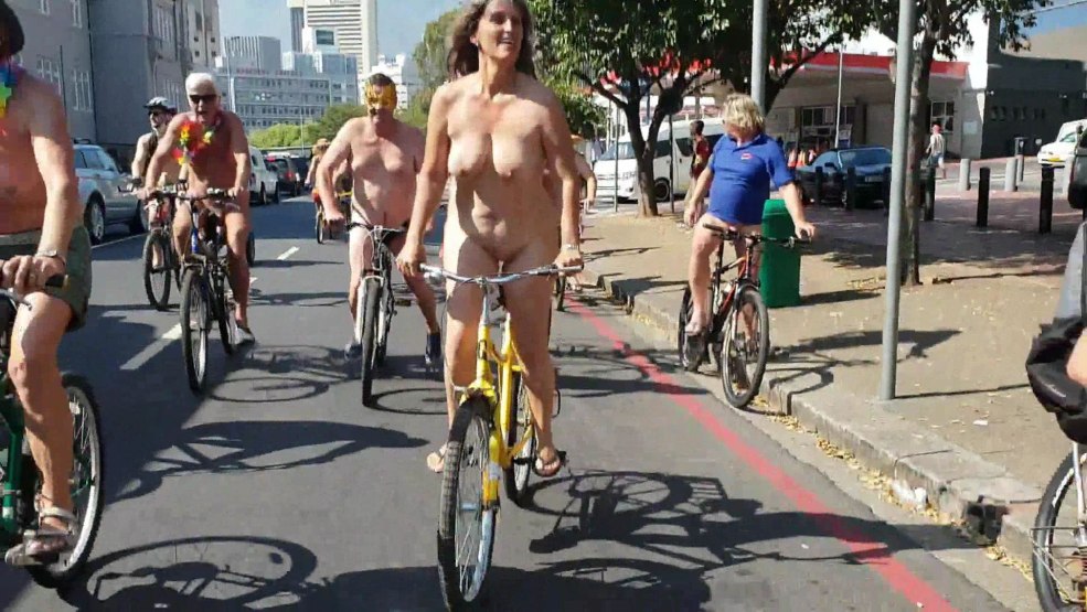 Racket à vélo nue du vagin potelé