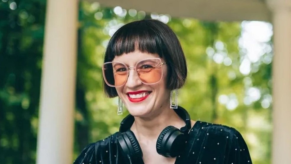 Présentateur de télévision Cecil épaule