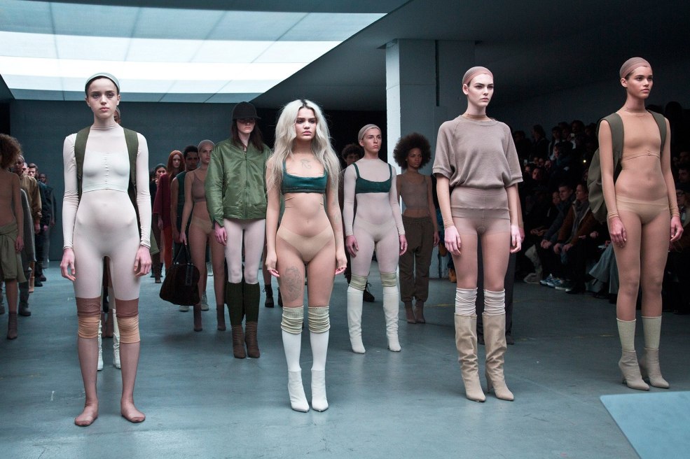 Les femmes nues marchent sur le podium