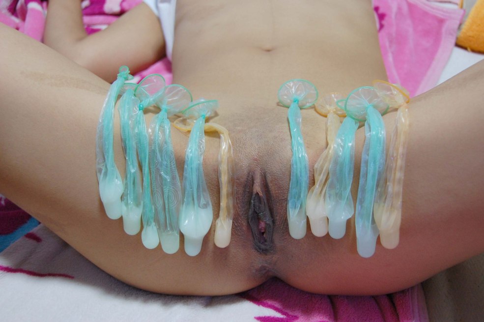 Fille et préservatifs utilisés