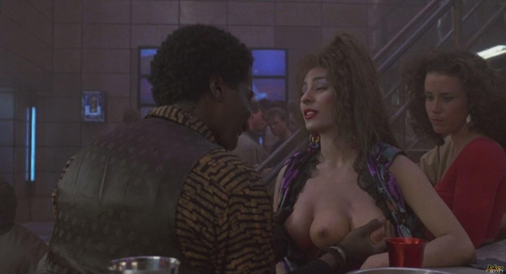 Trois femmes avec de gros seins