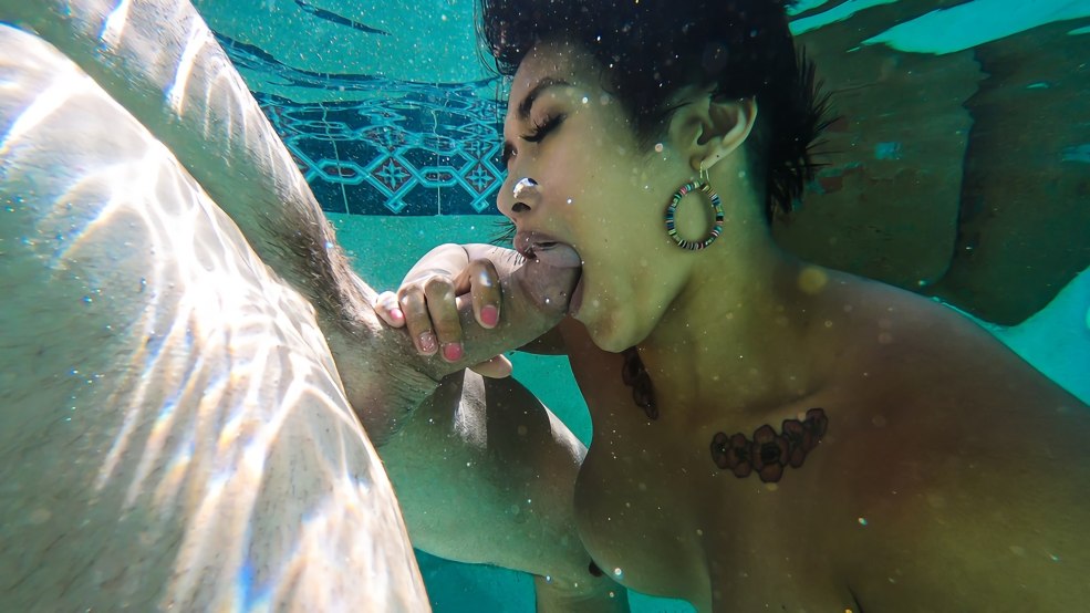 Asie aux gros seins dans la piscine