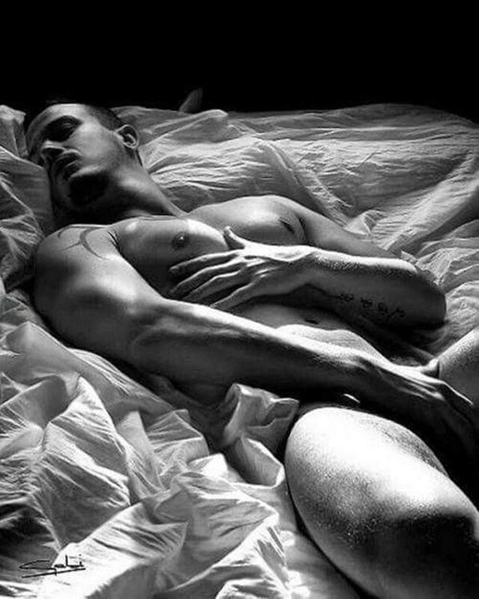 Beau corps masculin nu