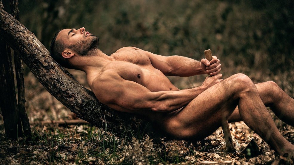 Hommes nus dans la nature