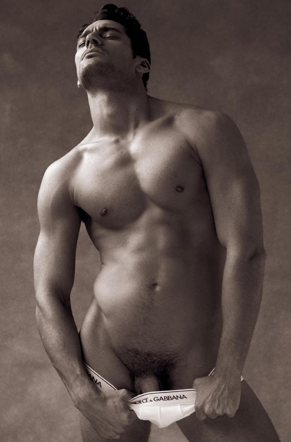 Portrait masculin dans le style de nu