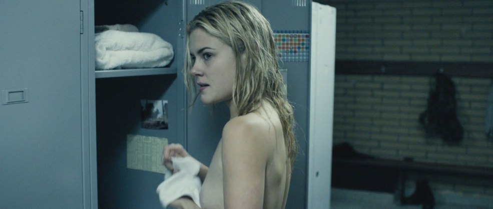 Rachel Taylor nue dans le film