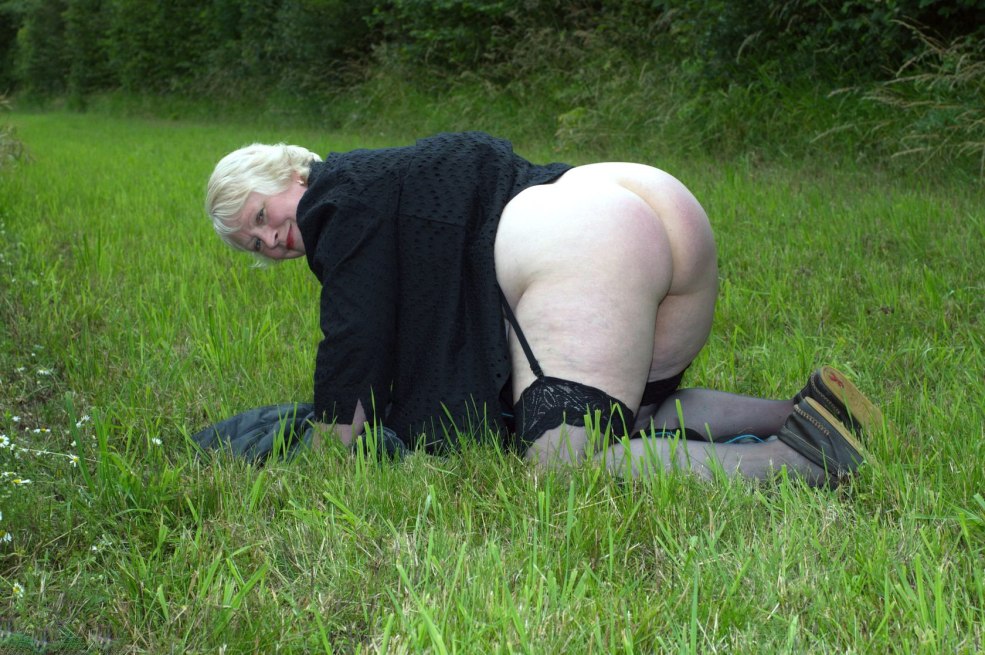 Grand-mères sans culotte dans la nature