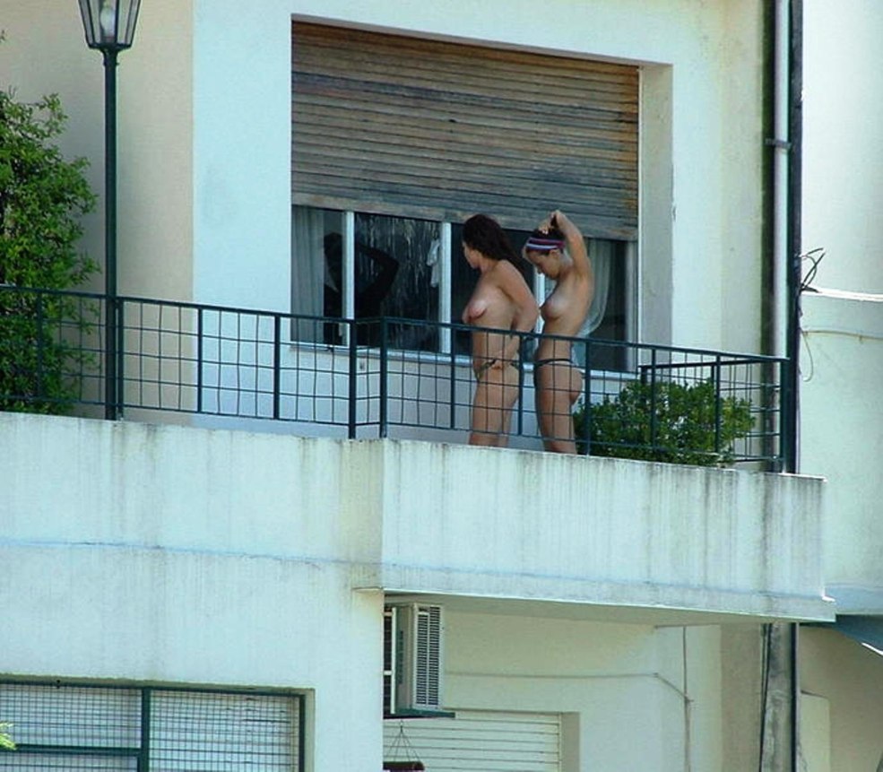 Nu sur le balcon amateur