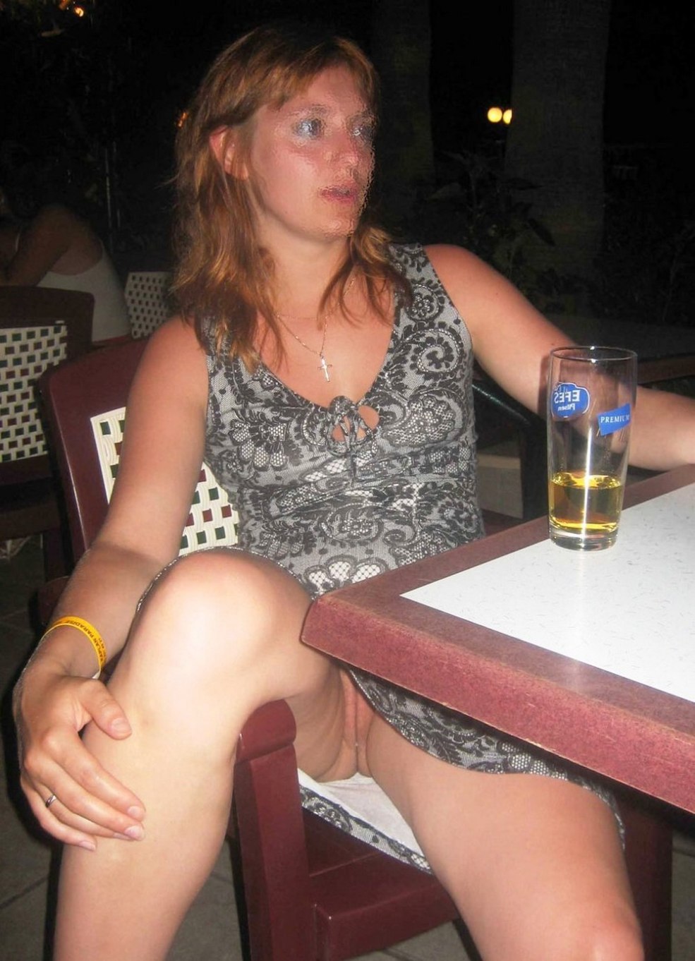 Peeping sous une jupe sans culotte