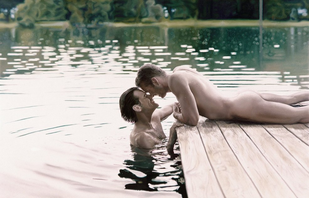 Un gars avec une fille se lave dans la douche