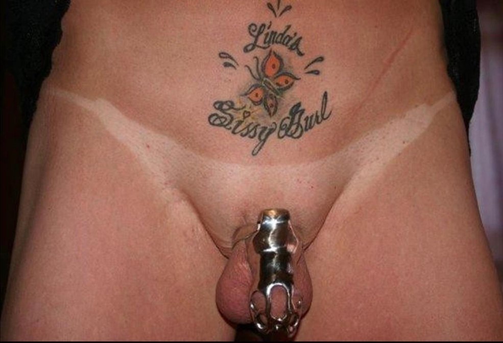 Actrice porno avec tatouage pubien