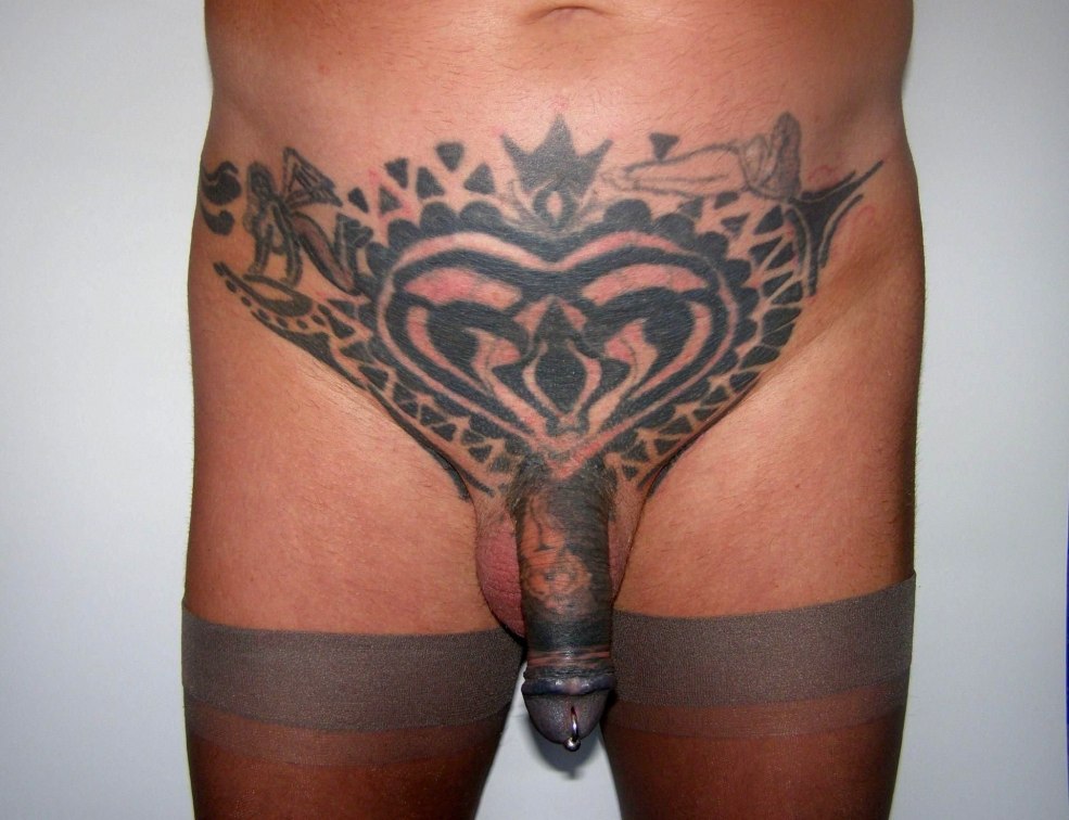 Pornstar avec tatouage sur l'estomac