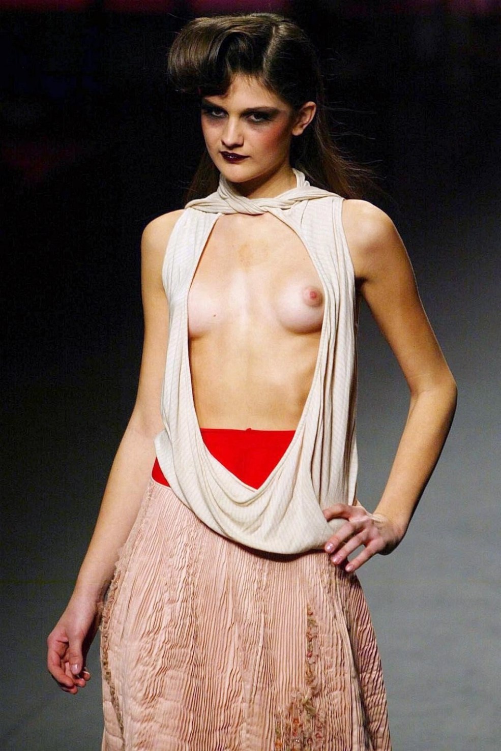 Modèle de mode nu sur le podium