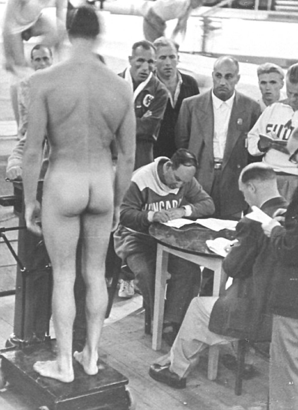 Nageurs nus bassin rétro