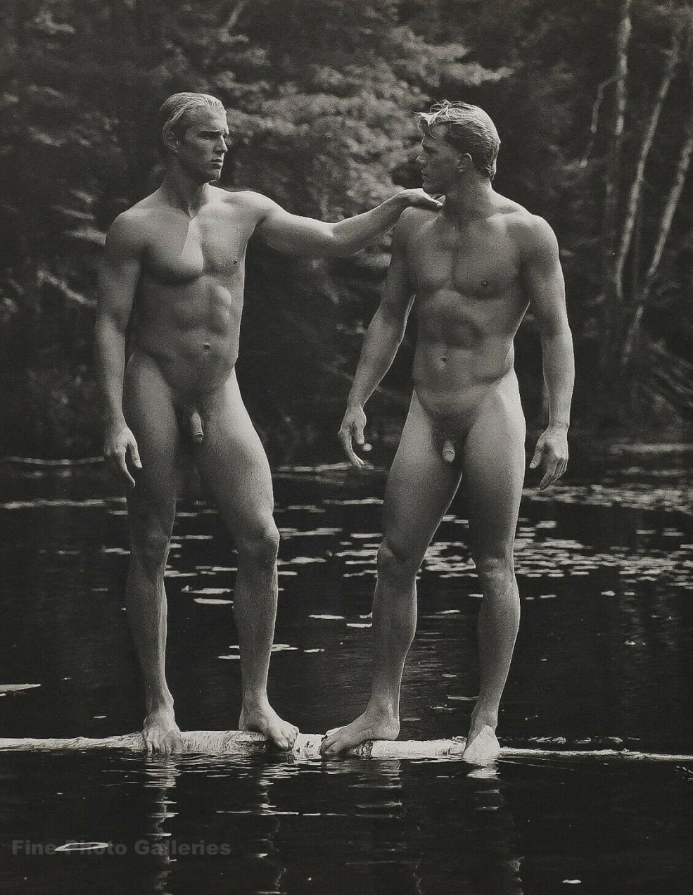 Les gars nus rétro sont