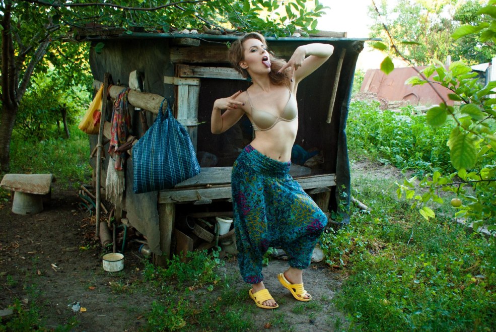 Mesdames sans complexes dans l'appartement nu