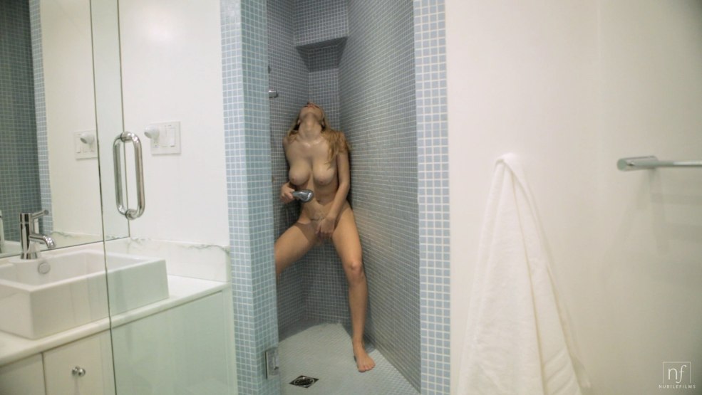 Femmes nues sur une caméra cachée