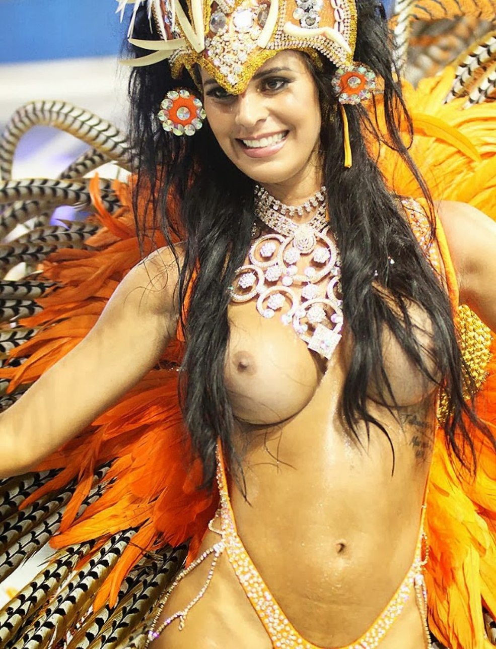 Viviana Castro nue sur le carnaval