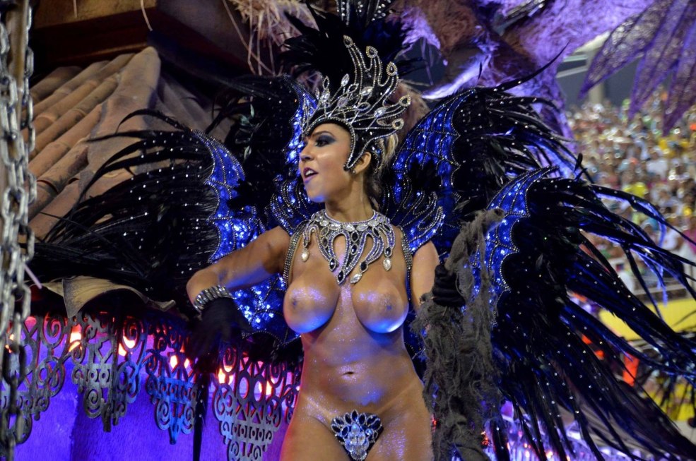 Viviana Castro nue sur le carnaval