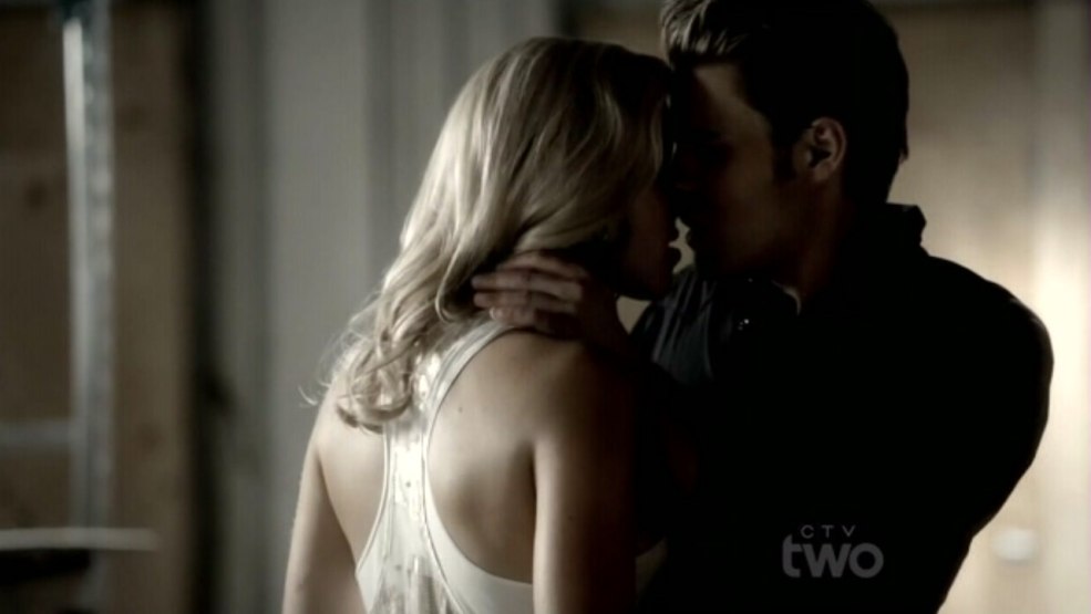 Rebecca Michaelson dans une robe