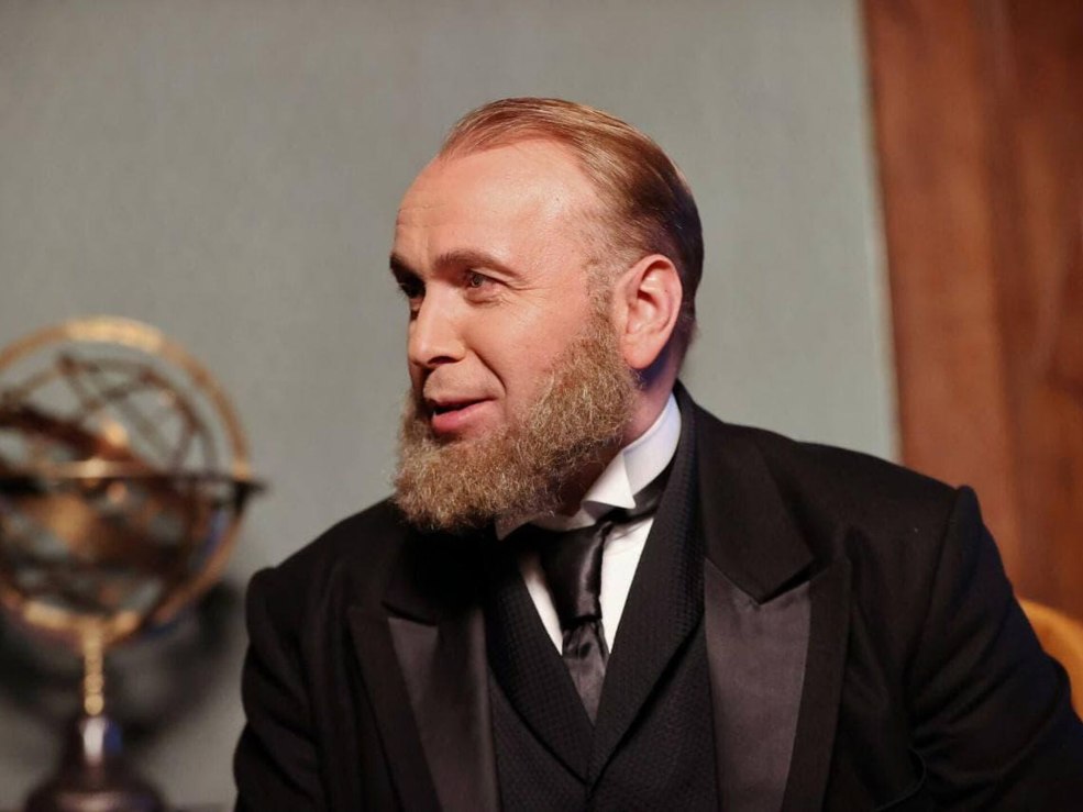 Présentateur nu sans culotte