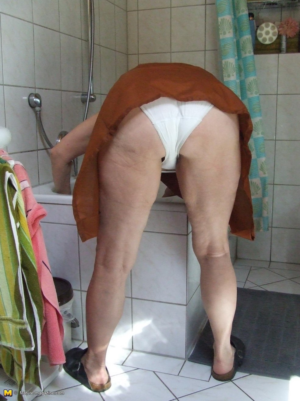 Femmes adultes dans une robe de chambre sans culotte