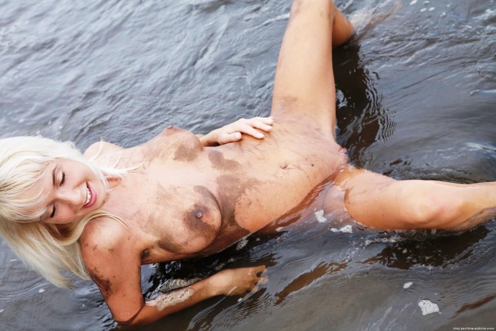 Les femmes nues se noient dans la boue