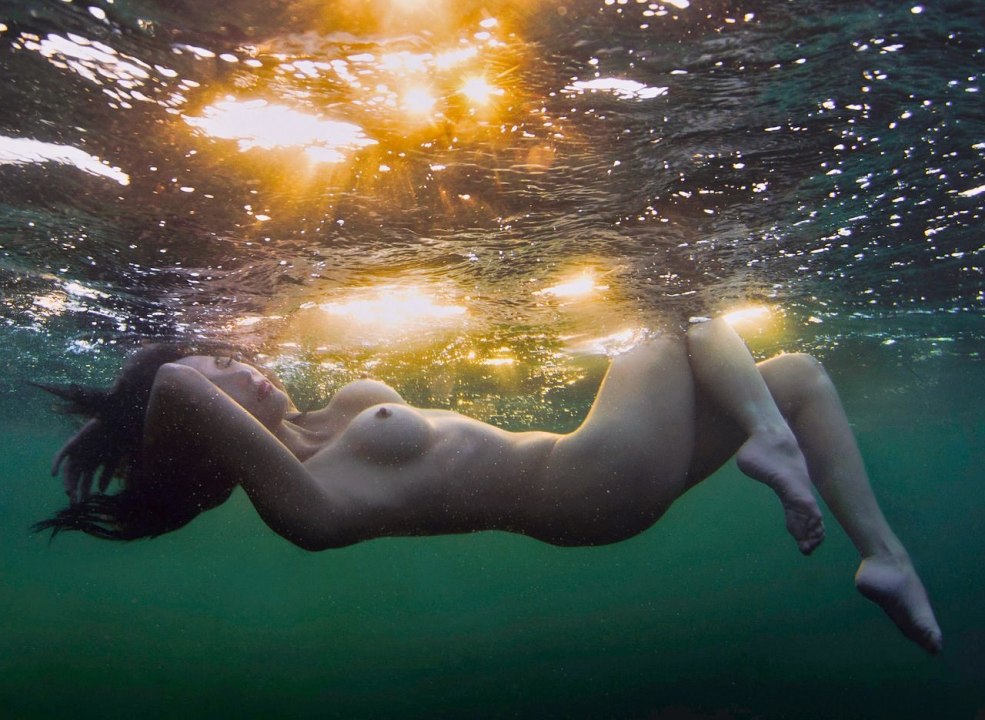 La dame nue ment dans l'eau