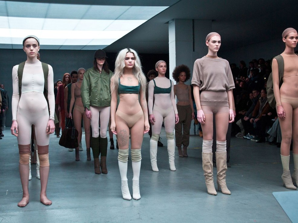 Modèles absolument nus sur le podium