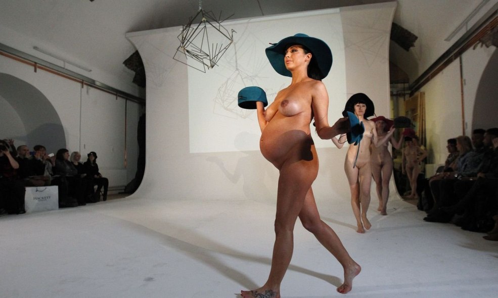 Dans les coulisses des spectacles à la mode nus