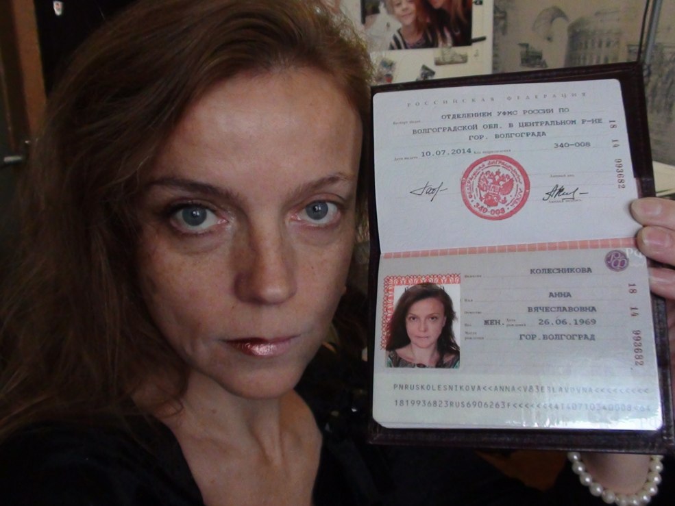 Fille avec passeport dans ses mains