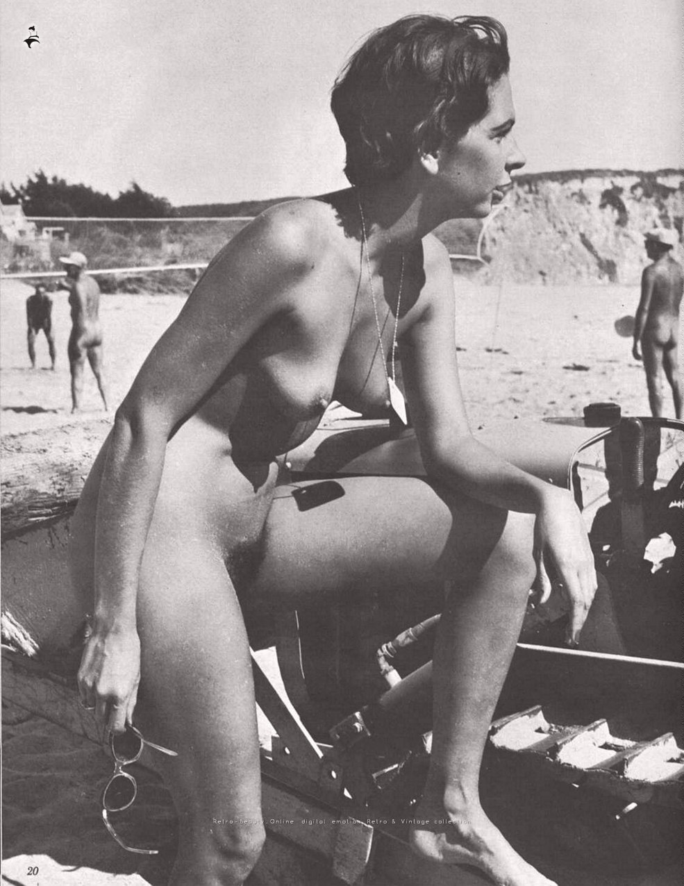 Filles nues sur la plage rétro
