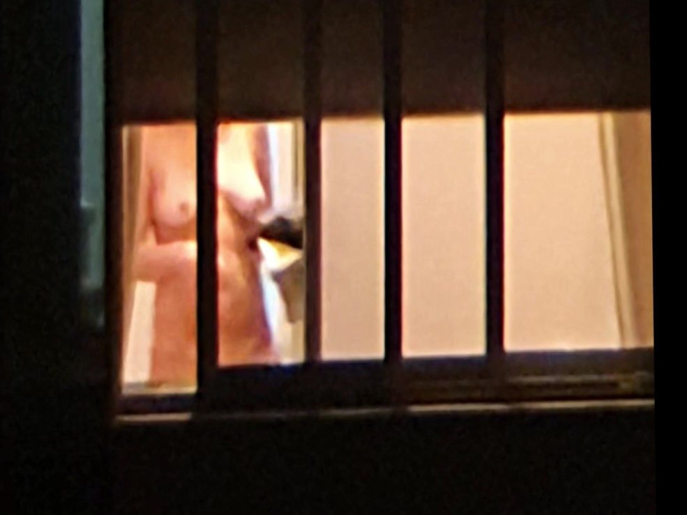 Les filles marchent nues dans la maison