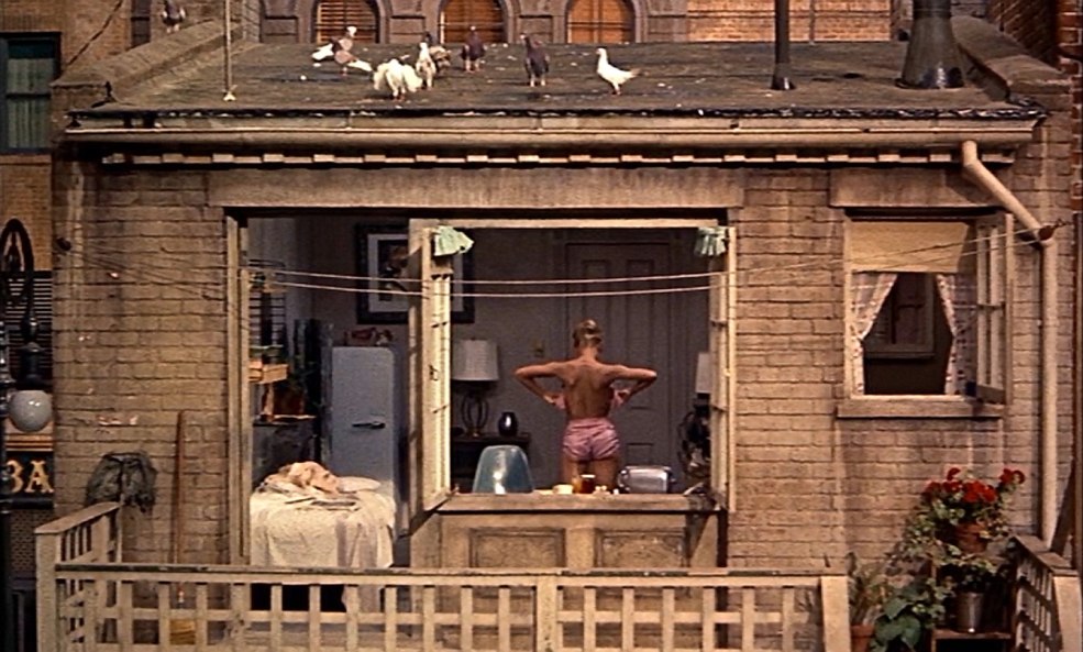 Les filles dans les fenêtres ont espionné