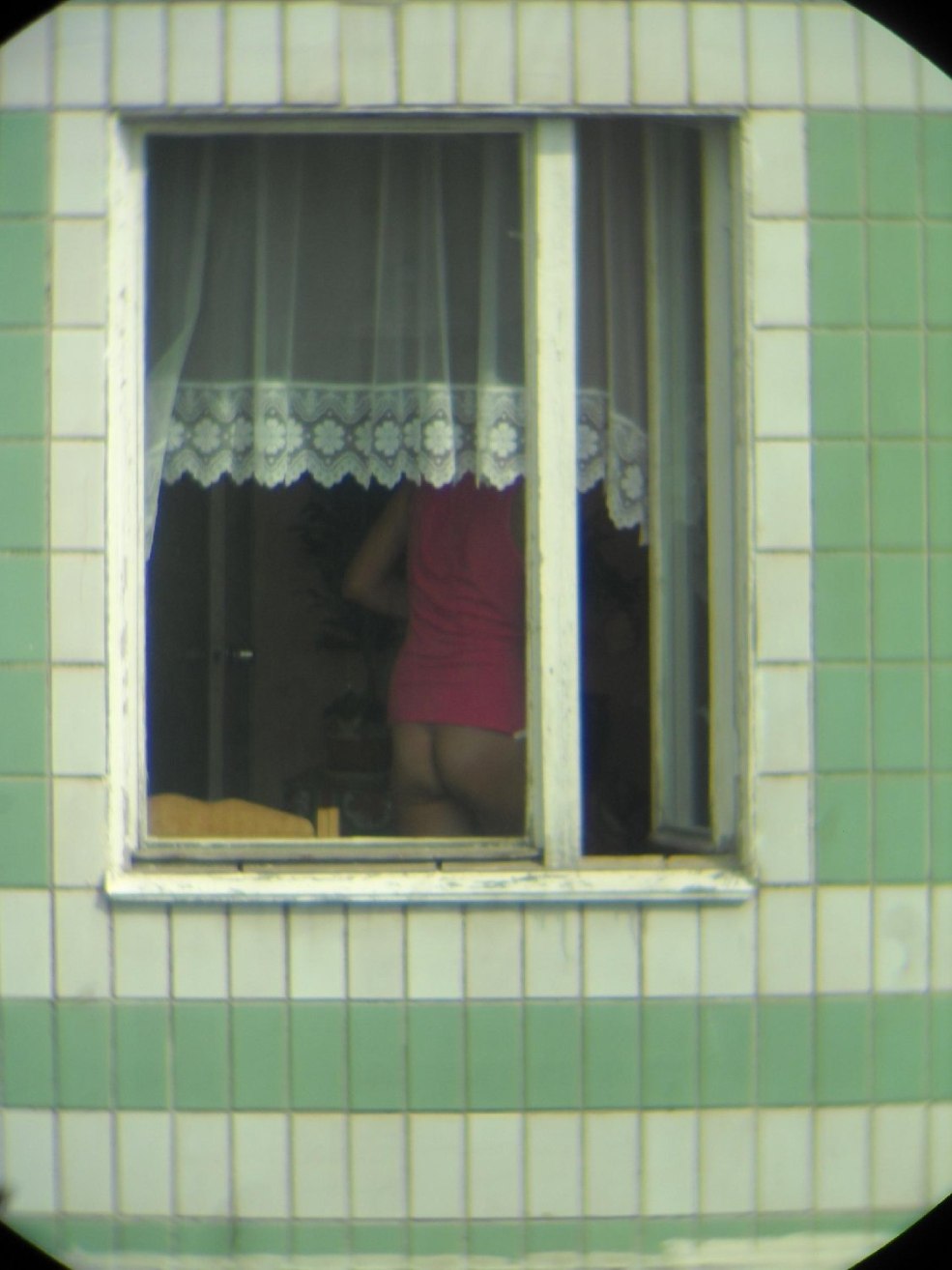 La fille marche nue dans la maison