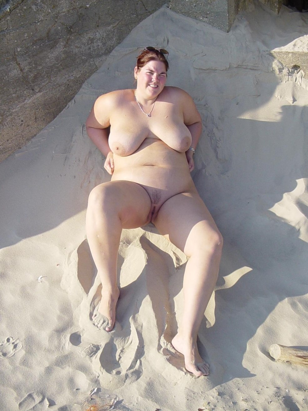 Grosses femmes nues sur la plage